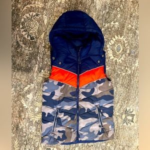 Mini Boden Blue Camouflage Puffer Hoodie Vest 8/9Y